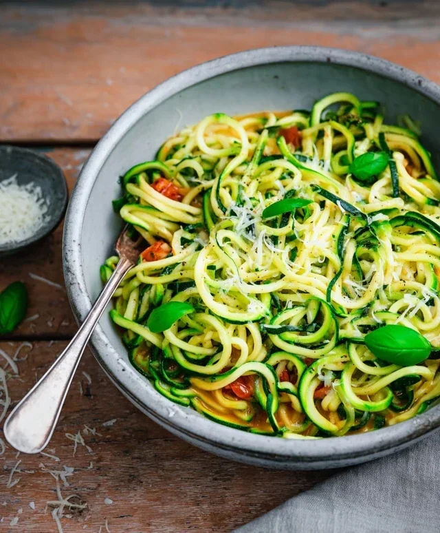 Zucchini-Spaghetti in cremiger Sauce– Zoodles