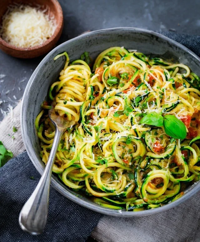 Zucchini-Spaghetti in cremiger Sauce– Zoodles